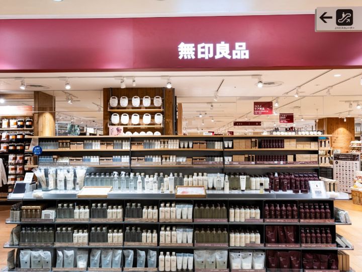 今回は無印良品の「チョコミントスティックケーキ」をご紹介。清涼感のあるミント生地と濃厚なチョコ生地をマーブル模様に焼き上げた、冷やして食べるとさらにおいしい季節限定のスイーツを詳しくレポートします。（サムネイル画像出典：PIXTAより）