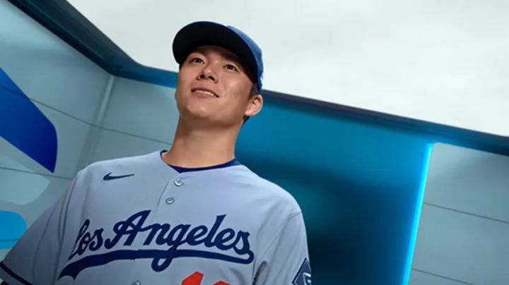 ロサンゼルス・ドジャース山本由伸投手がグレーのアウェイユニフォームを着用し、青いエレベーター内でカメラ目線に笑顔を向けるサムティホールディングスCM撮影カット