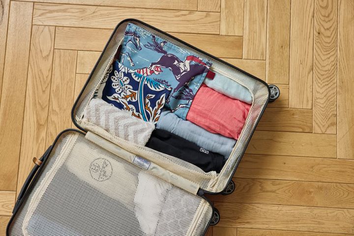 寒かったり暑くなったり、空調がきき過ぎていたり、旅の温度調節に便利なストールは、必ず何枚か持っていきます。