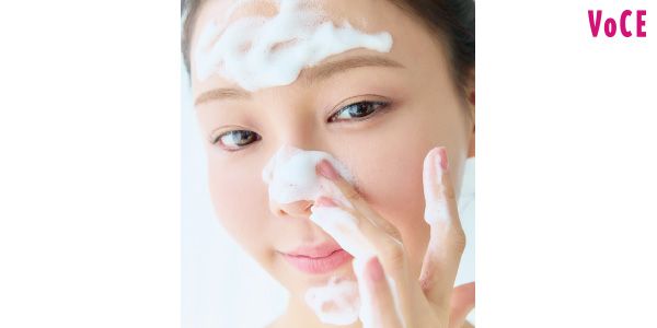 毛穴がつまりやすい小鼻は、中指の腹をピタリと密着させると◎