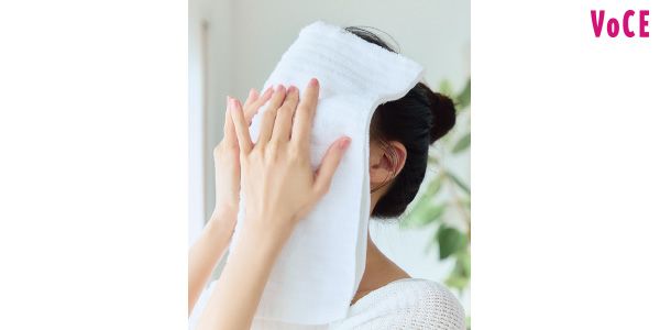 タオルを優しくあてて、水分を吸い取る