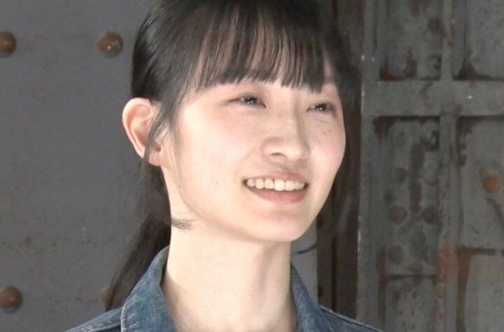 【写真・画像】「何歳！？」上にも下にも見える…年齢不詳美女のプロフィールに困惑「よく使う絵文字はピアノ」 1枚目