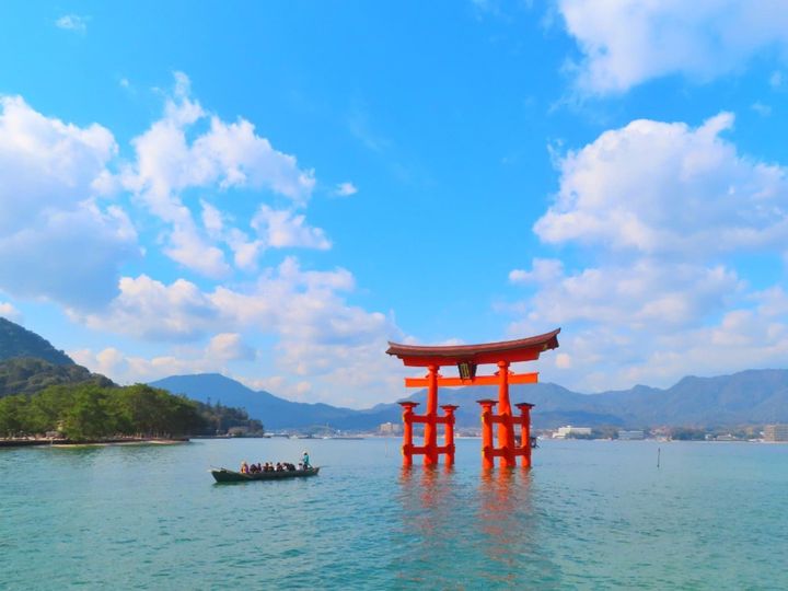 日本三景の1つ、宮島を望む絶好の地に位置する「宮島・宮浜の温泉」。宮島島内には天然温泉を擁する希少な宿が点在し、対岸の宮浜温泉は「宮島に最も近い温泉郷」として知られています。厳島神社参拝や瀬戸内海の美食、美肌の湯を楽しめる贅沢なエリアです。