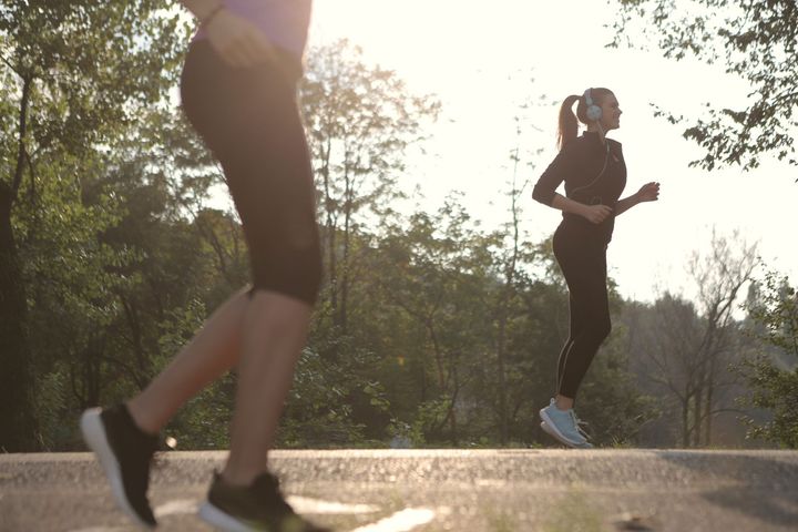 午前中に運動をする女性