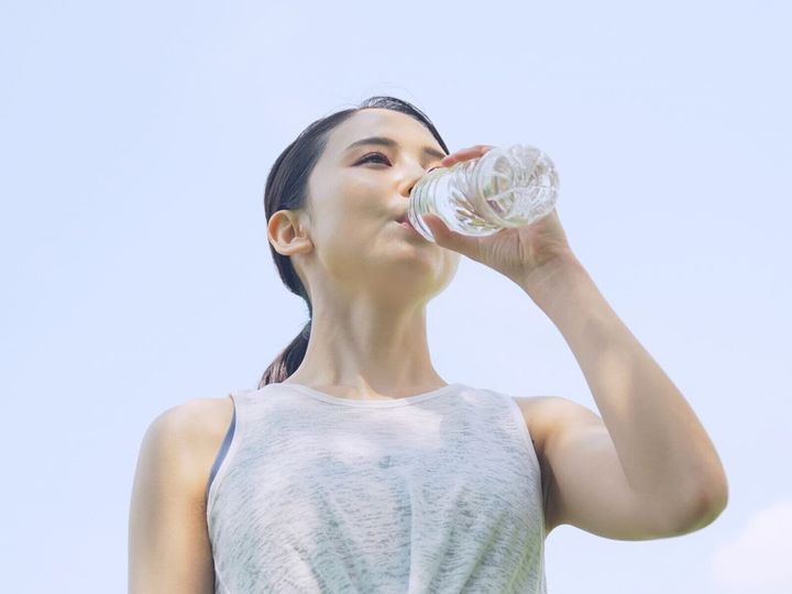 【管理栄養士が回答】ダイエット中は、スポーツドリンクは避けるべきでしょうか？ スポーツドリンクの注意点と、運動に合わせた飲み分けのポイントをご紹介します。（※画像：Shutterstock.com）