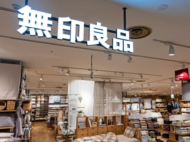 今回は無印良品の「ベビー あたまするっと 天竺編みクルーネック半袖Tシャツ」をご紹介。首回りの伸縮性を高めることで、子どもが1人でも着替えやすい工夫が詰まった高機能な1着を詳しく解説します。（サムネイル画像出典：PIXTAより）