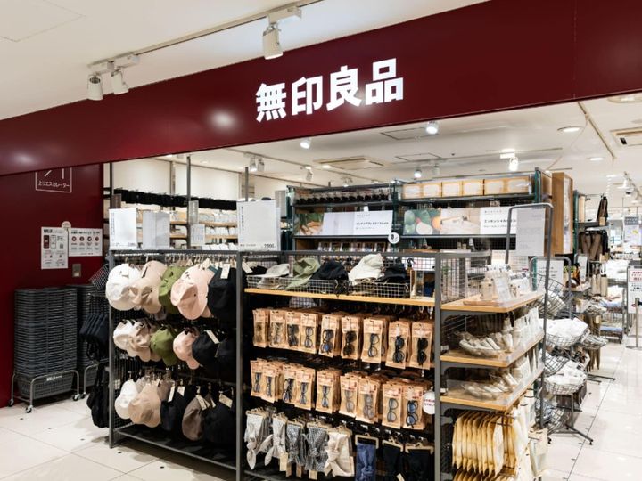 無印良品の「UVカットライトニットVネックカーディガン」を徹底解説。UVカット加工を施した軽やかな素材で、真夏の紫外線対策から室内での冷房対策までマルチに活躍する一着をご紹介します。（サムネイル画像出典：PIXTAより）