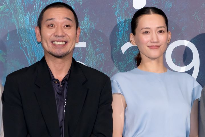 『箱の中の羊』完成披露試写会に出席した（左から）大悟（千鳥）、綾瀬はるか クランクイン！ width=
