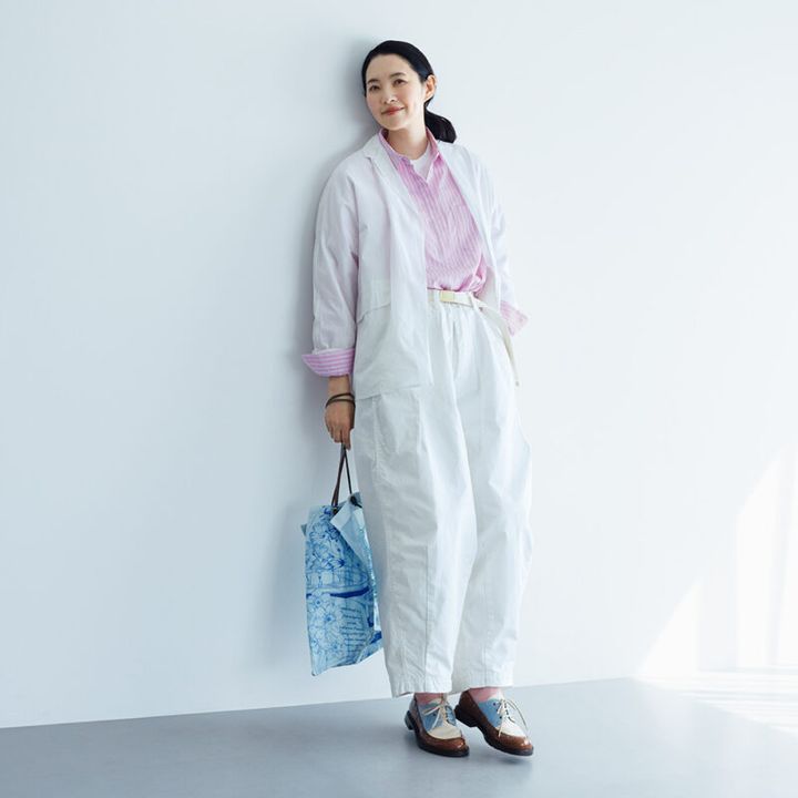 コットンジャケット¥31,900 ／ティッカ、ストライプシャツ¥23,100 ／ル シェルド ハリス（金万）、中に着たTシャツ¥17,600 ／ギャルリー・ヴィー（ギャルリー・ヴィー 丸の内店）、ベルト付きパンツ¥25,800 ／マスター＆コー（マッハ５５リミテッド）、靴下¥3,300／パンセレラ（真下商事）、バッグ¥25,300 ／マニプリ、レースアップシューズ¥82,500 ／チエ・ミハラ（アッシュ・ペー・フランス）