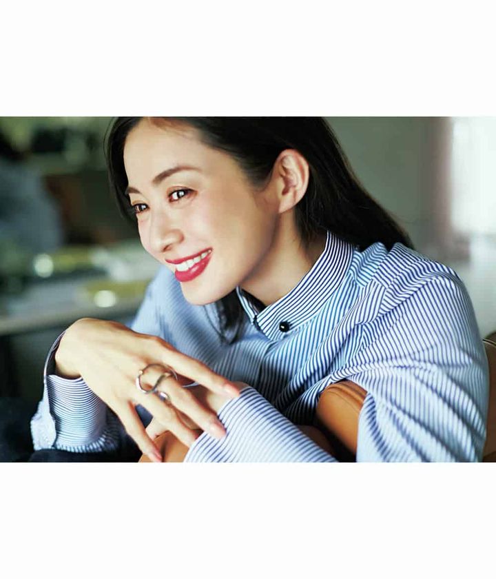 高垣麗子 ネイビーストライプシャツ コーデ