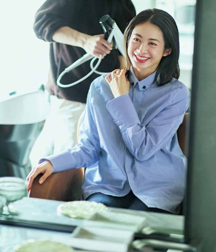高垣麗子 ネイビーストライプシャツ コーデ