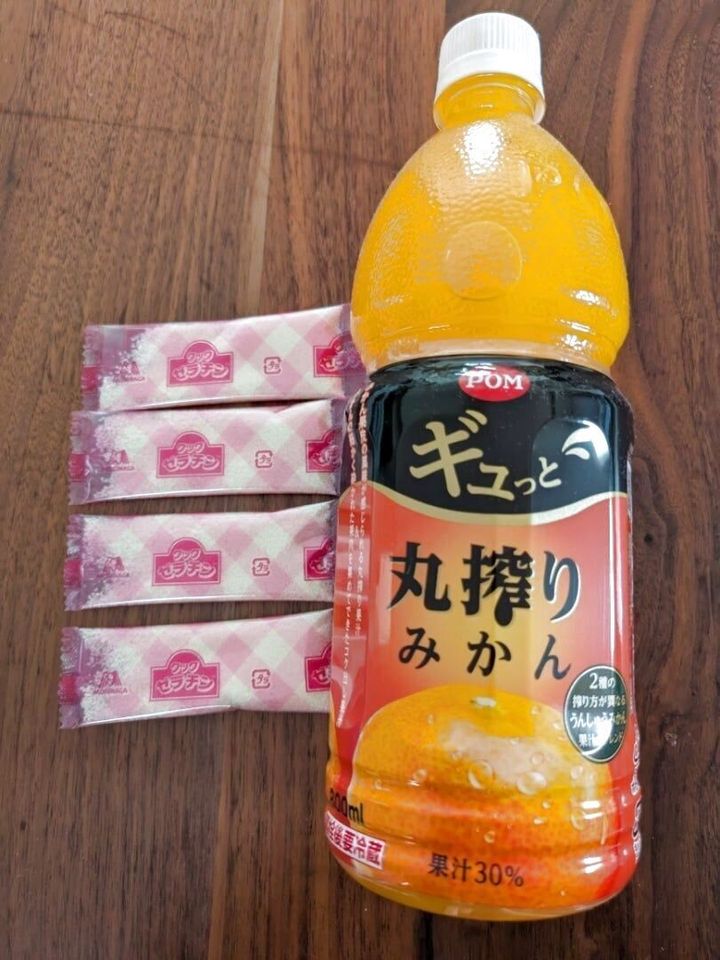 今回は、ミカンジュースを使用しました。