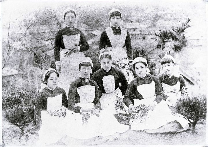 桜井看護学校1期生の卒業写真、前列右から2番目が大関和、左から2番目が鈴木雅（「風、薫る」大家直美のモチーフ）
