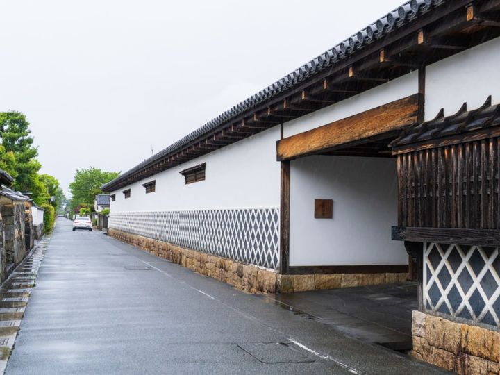 山口県萩市に広がる「萩温泉郷」は、世界遺産に登録された城下町の風情と、個性豊かな複数の源泉を楽しめる温泉地です。歴史が息づく街並みの散策や、日本海の絶景、新鮮な海鮮料理を堪能できるのも魅力。名湯を巡るひとときを過ごせます。