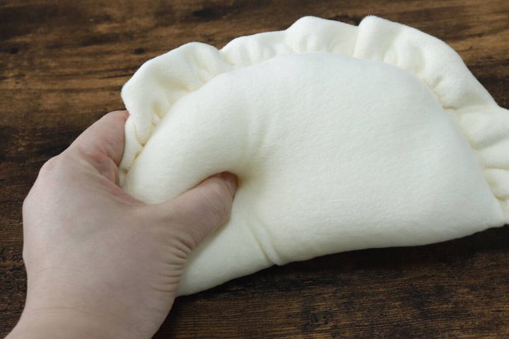 フリルミニクッション ギョウザ 触り心地