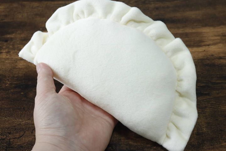 フリルミニクッション ギョウザ 全体