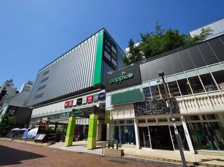 コピス吉祥寺の外観写真。グリーンのロゴサインが正面に掲げられた複合商業施設のビル全景を晴天下で撮影