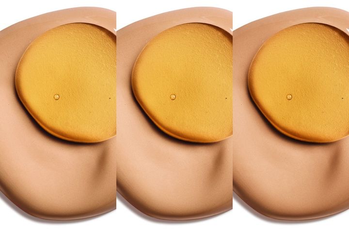 クラランス ダブル セーラム ファンデーション｜ふっくら上質ハリツヤ肌 左から順にL4N, L5N, L6W