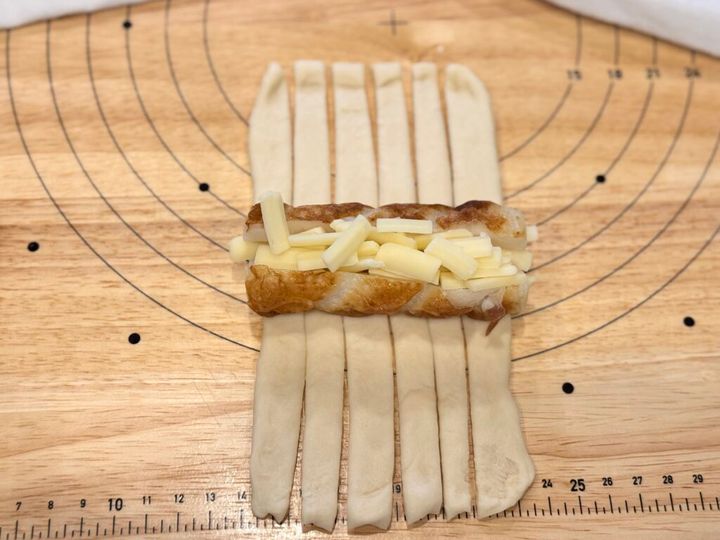 ちくわパンはスクレーパーを使用して6分割にして網目に編む