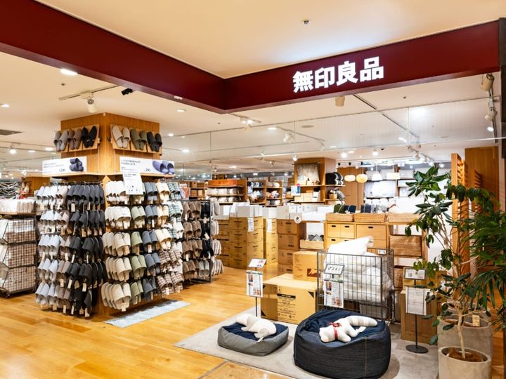 今回は無印良品の「現地に学ぶ スリランカ ココナッツと青唐辛子のチキンカレー」を紹介。2種類のココナッツミルクのコクと、青唐辛子の爽やかな辛さがクセになる本格派の味わいをまとめました。（サムネイル画像出典：PIXTAより）