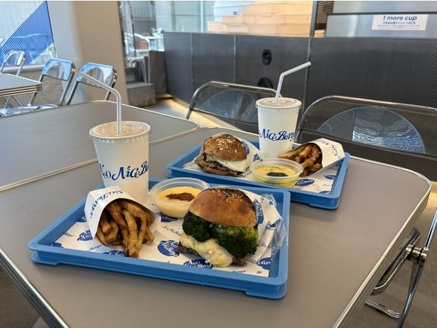 今回注文した、ブロッコリーチーズセット＆チーズソース辛味アラビアータ(前)・エッグエッグボロネーゼバーガー＆チーズソースジェノベーゼ(後)