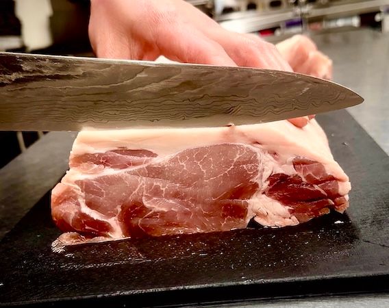 【東京都目黒区】自由が丘の「食事処GOEN」が、とんかつの概念が変わる一皿「白絹ロース」を販売開始
