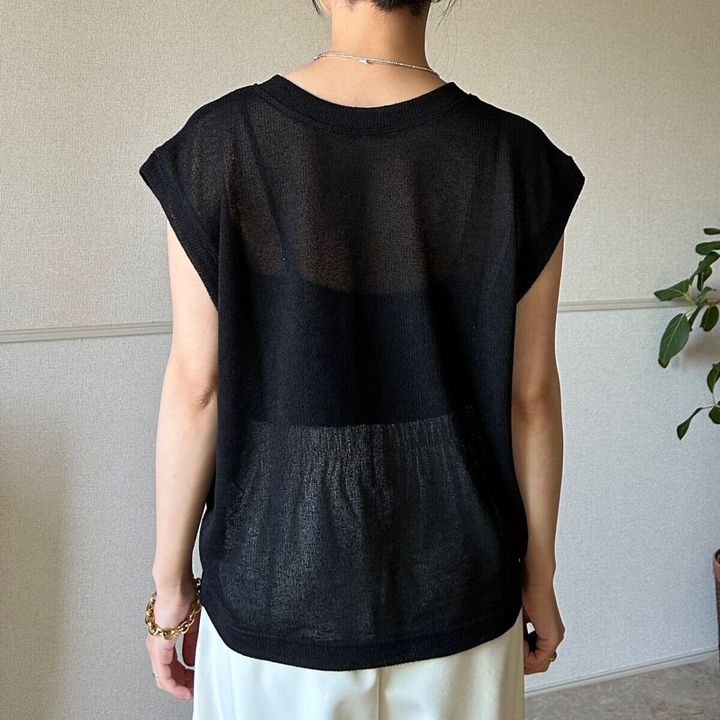 GU ループヤーンVネックT バックスタイル