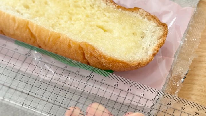驚異の全長34cm！【セブン】の長すぎパンはカロリーもモンスター級