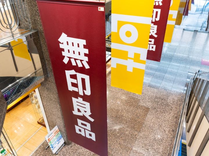 今回は無印良品の「UVカット強撚コットンボレロ ボタン付き」をご紹介。UVカット率90％以上の素材を使用し、さらりとした肌触りで羽織りやストールとしてマルチに活躍する夏の必須アイテムをまとめました。（サムネイル画像出典：PIXTAより）