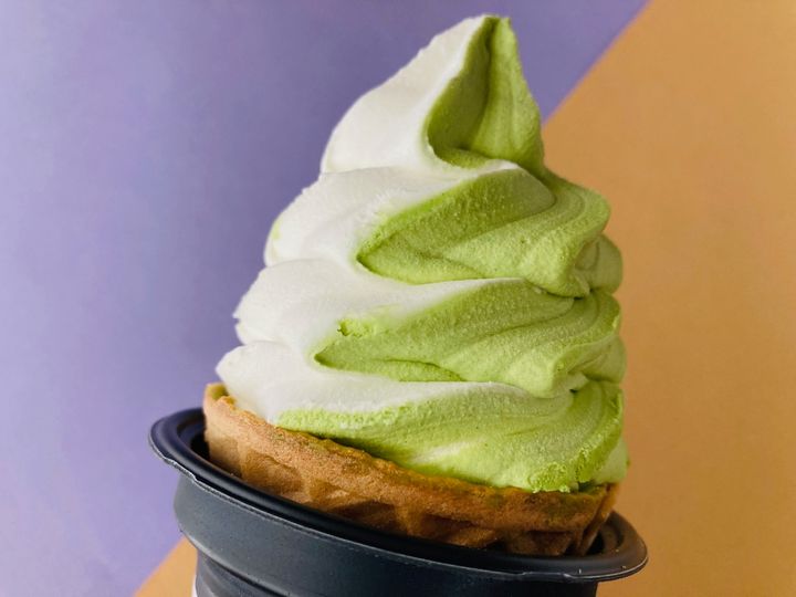 「魔法のようなアイス！」「満足度が高い！」【セブン】端までぎっしり「ワッフルコーン 抹茶ミルク」