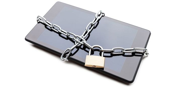 スマート フォンに南京錠とチェーン