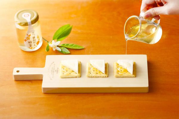 長坂養蜂場が、朝採れ生はちみつを瓶に詰めた「三ヶ日みかん蜂蜜(2026年新蜜)」販売
