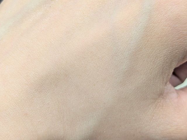 ミラノコレクション フェースアップパウダー2027の手の甲へのスウォッチ。均一でなめらかな粉質が伝わる