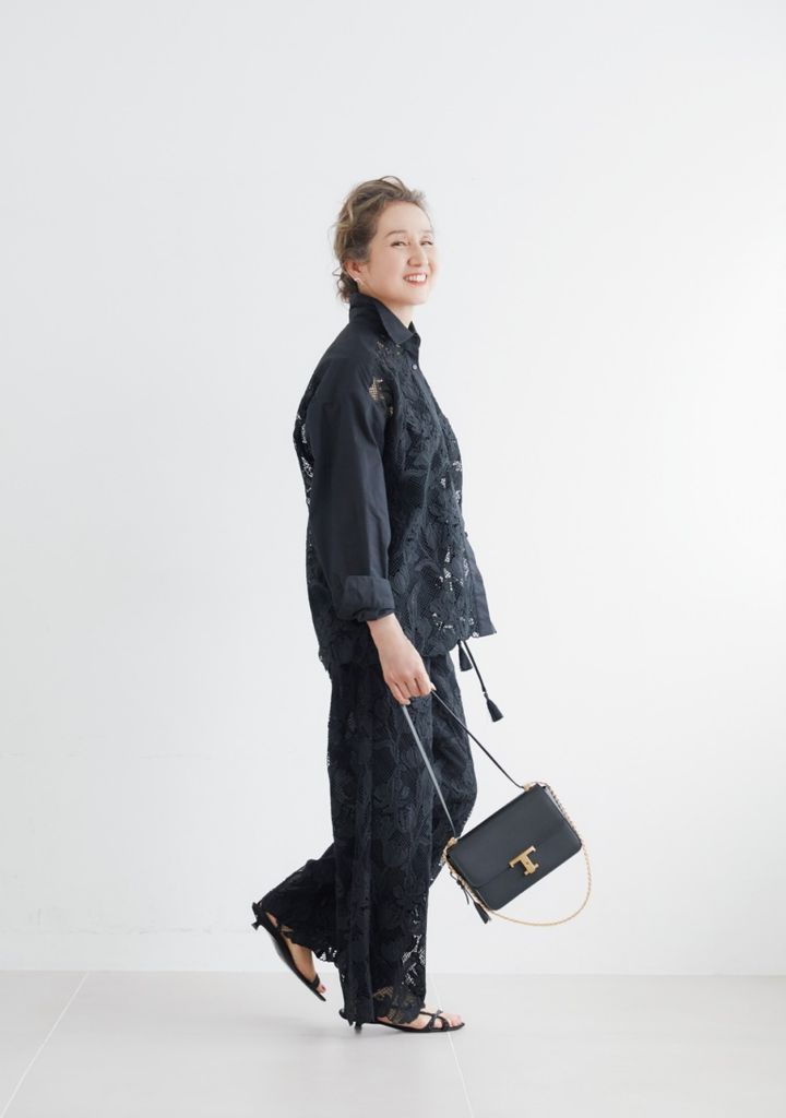 シャツ¥127,600、パンツ¥121,000／ともにエルマンノ フィレンツェ（ウールン商会）、中に着たキャミソール¥14,300／マサコテラニシ（アプレドゥマン）、ピアス¥462,000／シンティランテ（イセタンサローネ 東京ミッドタウン）、バッグ¥333,300／トッズ（トッズ・ジャパン）、シューズ¥179,300／セルジオ ロッシ（セルジオ ロッシ ジャパン カスタマーサービス）