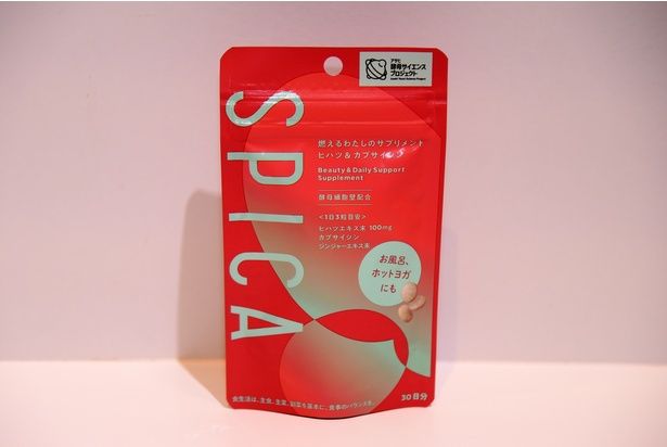 「スピカ 燃えるわたしのサプリメント ヒハツ＆カプサイシン」 撮影：ソムタム田井