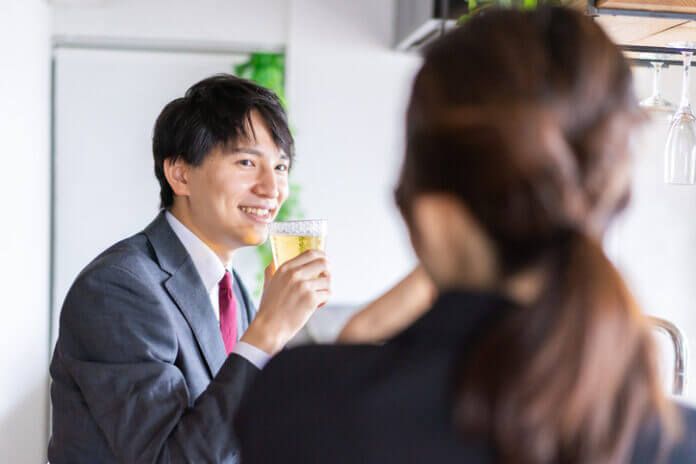 他の女性に無駄に優しくしなくなる！ 男性が恋に落ちたサイン10つ