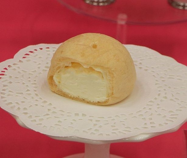 「もちむにシュー(ミルククリーム)」。生地がものすごく伸びてユニーク！