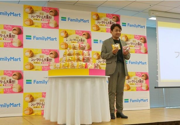 ファミリーマート 商品本部 スイーツ部長 鈴木崇義さんが商品について説明