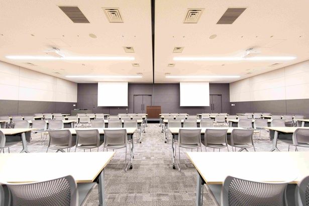 最大140席を収容できる小ホール「FROM YAESU HALL」。「TO YAESU HALL」と合わせて用途や規模感に合わせた使い分けができる 提供：東京建物 ぴあ シアター＆カンファレンス
