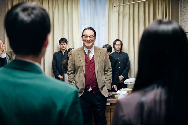 校長室へとやってきた愛と優(青木柚)を前に満面の笑みで出迎えるカット [c]2026映画「NEW GROUP」製作委員会
