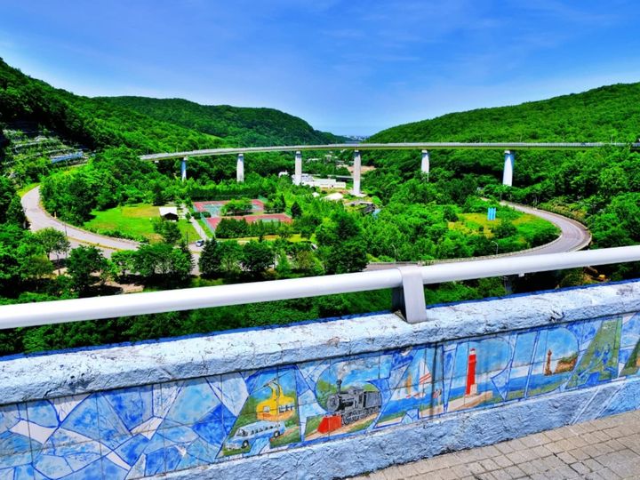 小樽の奥座敷として親しまれる「朝里川温泉」は、小樽市街から車で約20分という好立地ながら豊かな自然に囲まれています。塩化物泉や単純温泉を堪能でき、冬のスキーや夏のアクティビティも充実。観光の拠点としても、心身を癒やす場としてもおすすめです。