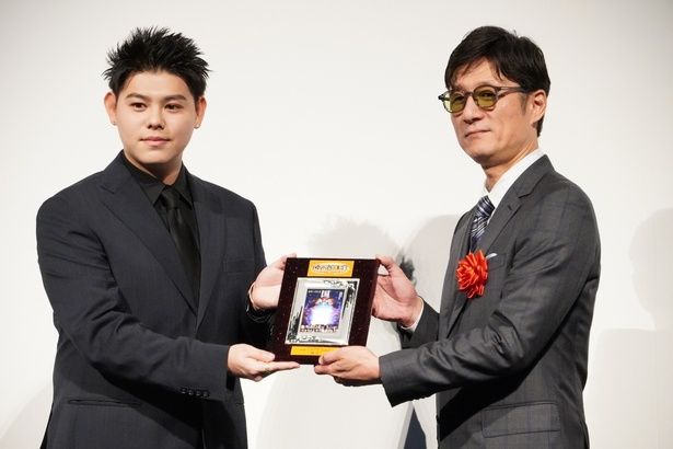 『国宝』の李相日監督、LEOから盾を受け取った