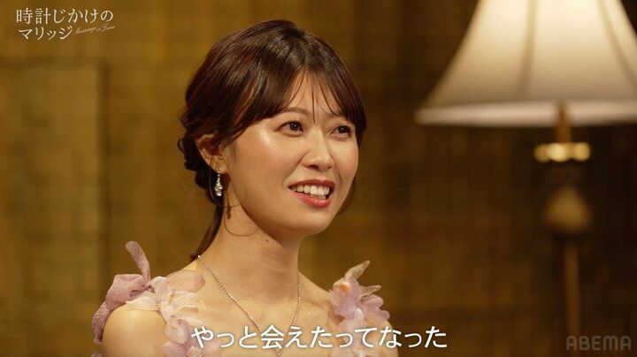 【写真・画像】婚活中の32歳アナ、デコルテ美しいドレスで寄り添った年収4000万の金髪経営者に運命感じ「やっと会えた」 2枚目
