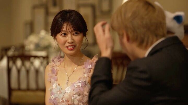 【写真・画像】婚活中の32歳アナ、デコルテ美しいドレスで寄り添った年収4000万の金髪経営者に運命感じ「やっと会えた」 1枚目