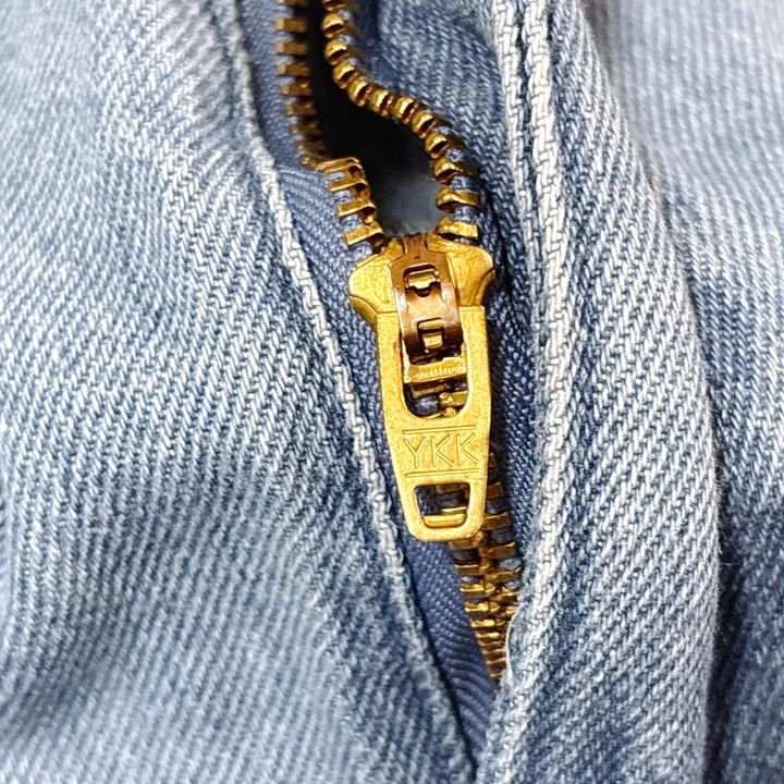 チャックはまさかのYKK製