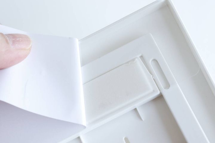 ダイソーのキッチンポケットのはくり紙をはがす