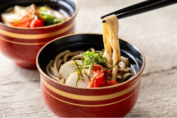 もずく入りの麺を使用した沖縄そばも味わえる
