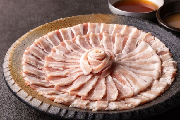 沖縄そばや豚しゃぶ(写真)など、郷土の味も充実