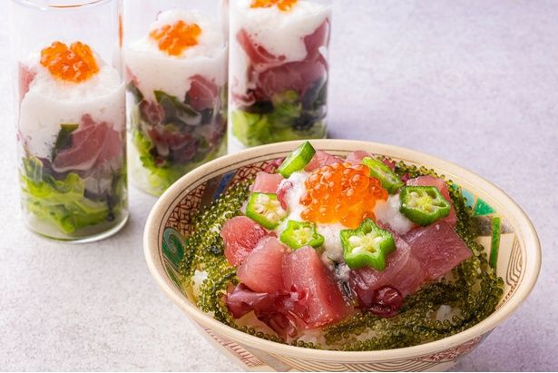 マグロにオクラ、とろろをガラスの器にいれて提供される「海人の宝」。ご飯と合わせれば豪快な海鮮丼の完成！