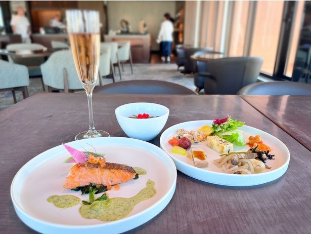 開業当初から続くホテル伝統の「カフェドパリソース」でいただく「サーモンミキュイ」(写真手前左)は絶品！朝食会場ではスパークリングワインの用意もあり、朝から優雅なモーニングタイムが過ごせる